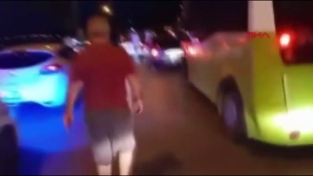 Hastane yolunu trafiğe kapatıp asker eğlencesi yaptılar!