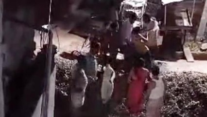 Viral: बीच सडक पर जमकर चले लाठी-डंडे,देखें Live Video