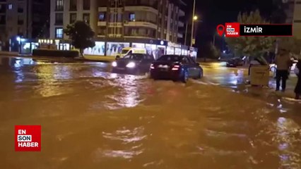 İzmir'de ana boru patladı: Caddeleri su bastı