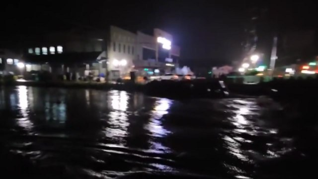 강원 고성 300mm 넘는 집중호우…밤사이 침수 피해 잇따라 / YTN