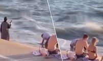 Bir vatandaş dalgalara aldırış etmeden denizde namaz kıldı