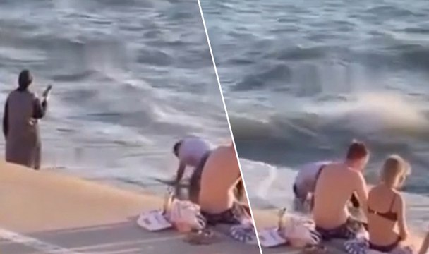 Bir vatandaş dalgalara aldırış etmeden denizde namaz kıldı