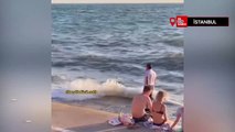 İstanbul'da bir kişi, denizde namaz kıldı