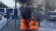 Maltepe'de hafif ticari araç alev alev yandı