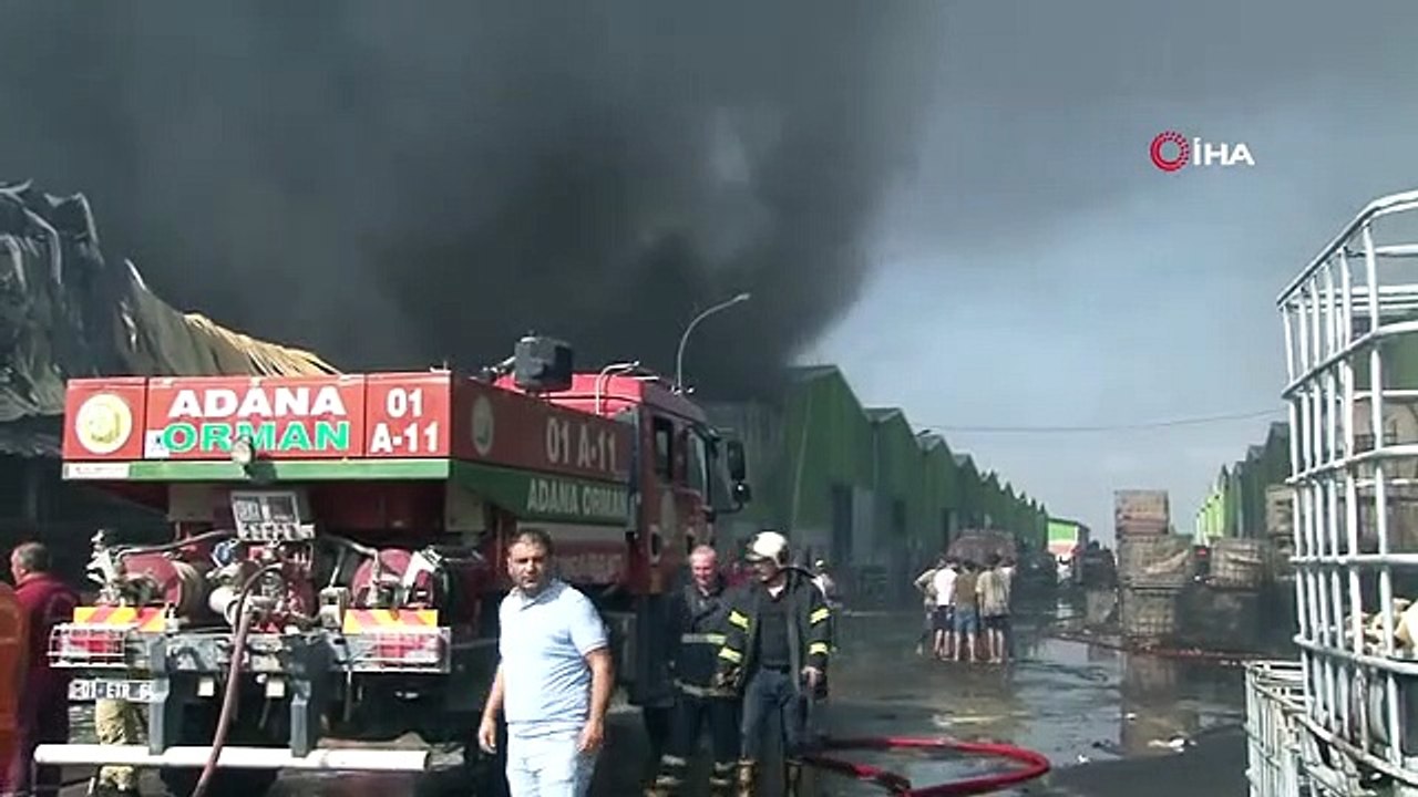 Adana'daki tesis ve fabrika yangınına havadan ve karadan müdahale ediliyor