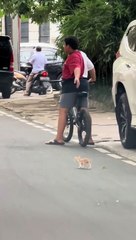 "Héroe sin capa": Niño conmueve tras salvar a un gatito de ser atropellado