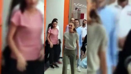 Görüntü Suriye'den! Esma Esad ziyaret ettiği fabrikada alkış ve güllerle karşılandı
