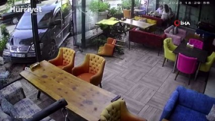 Elazığ’da hafif ticari araç kafeye girdi! O anlar kamerada