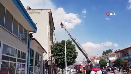 Le toit de l'appartement a brûlé, 1 personne a été touchée par la fumée