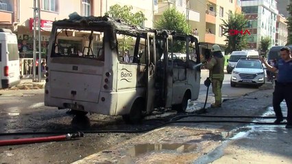 Minibus transformé en boule de feu à Pendik