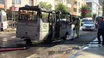 Minibus transformé en boule de feu à Pendik