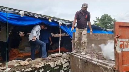 पीओपी की मूर्तियां बनाने वालों पर कार्रवाई, 100 बैग जब्त