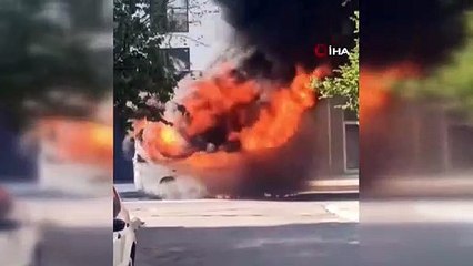 Pendik'te minibüs alev alev yandı