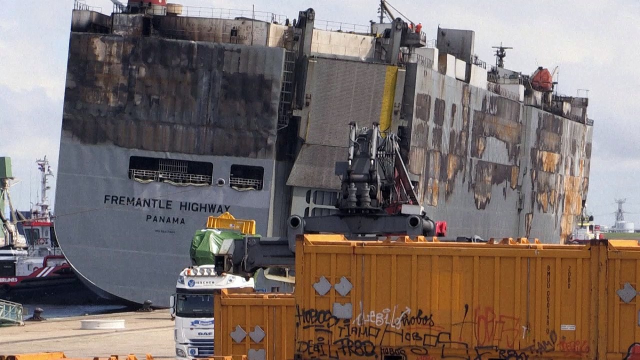 Ausgebrannter Autofrachter in Hafen an der Emsmündung gebracht
