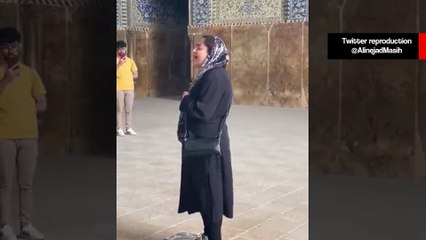 Vídeo emocionante: iraniana desafia as leis de seu país e canta em mesquita