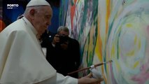 Papa Francisco assinou uma bola de trapos e regou uma oliveira, símbolos da Scholas Occurrentes que fundou há mais de 20 anos