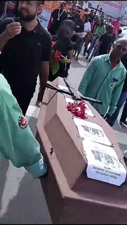 Servidores municipais com Caixão em protesto pelas ruas de Alagoinhas