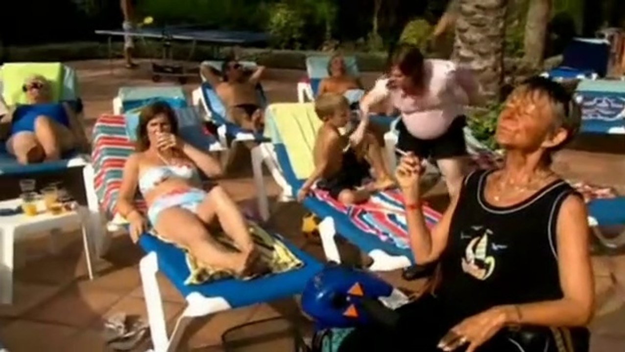 benidorm-s1-e6-the-beach-johnny-vegas-siobhan-finneran-steve