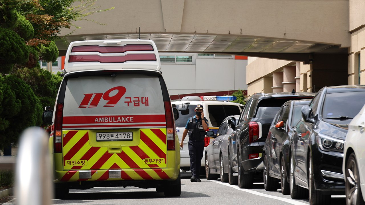 대전 대덕구 고등학교서 흉기에 찔린 교사 중태...경찰, 용의자 추적 중 / YTN