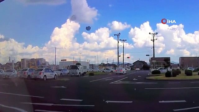 Un vent fort au Japon a traîné un véhicule en stationnement sur plusieurs mètres