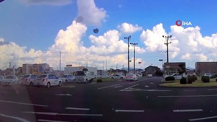 Un vent fort au Japon a traîné un véhicule en stationnement sur plusieurs mètres