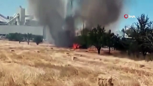 Fabrikada çıkan yangın araziye sıçradı
