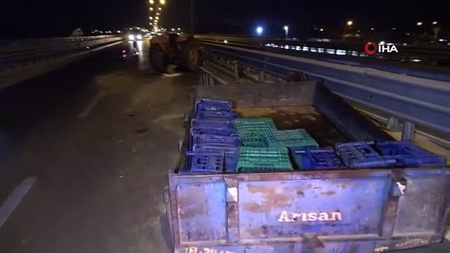 La voiture qui conduisait a percuté la remorque du tracteur.