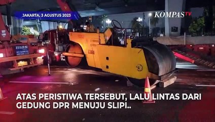 Momen Alat Berat Jatuh dari Truk, Sempat Timbulkan Macet