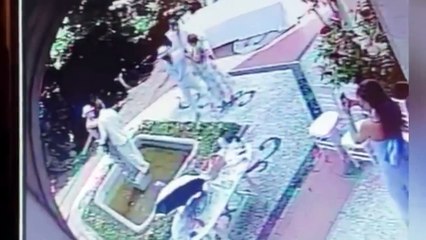 Turistler fotoğraf uğruna 150 yıllık heykeli kırdı!