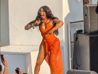 Aspergée sur scène par une fan, la rappeuse Cardi B riposte…en lui lançant son micro !