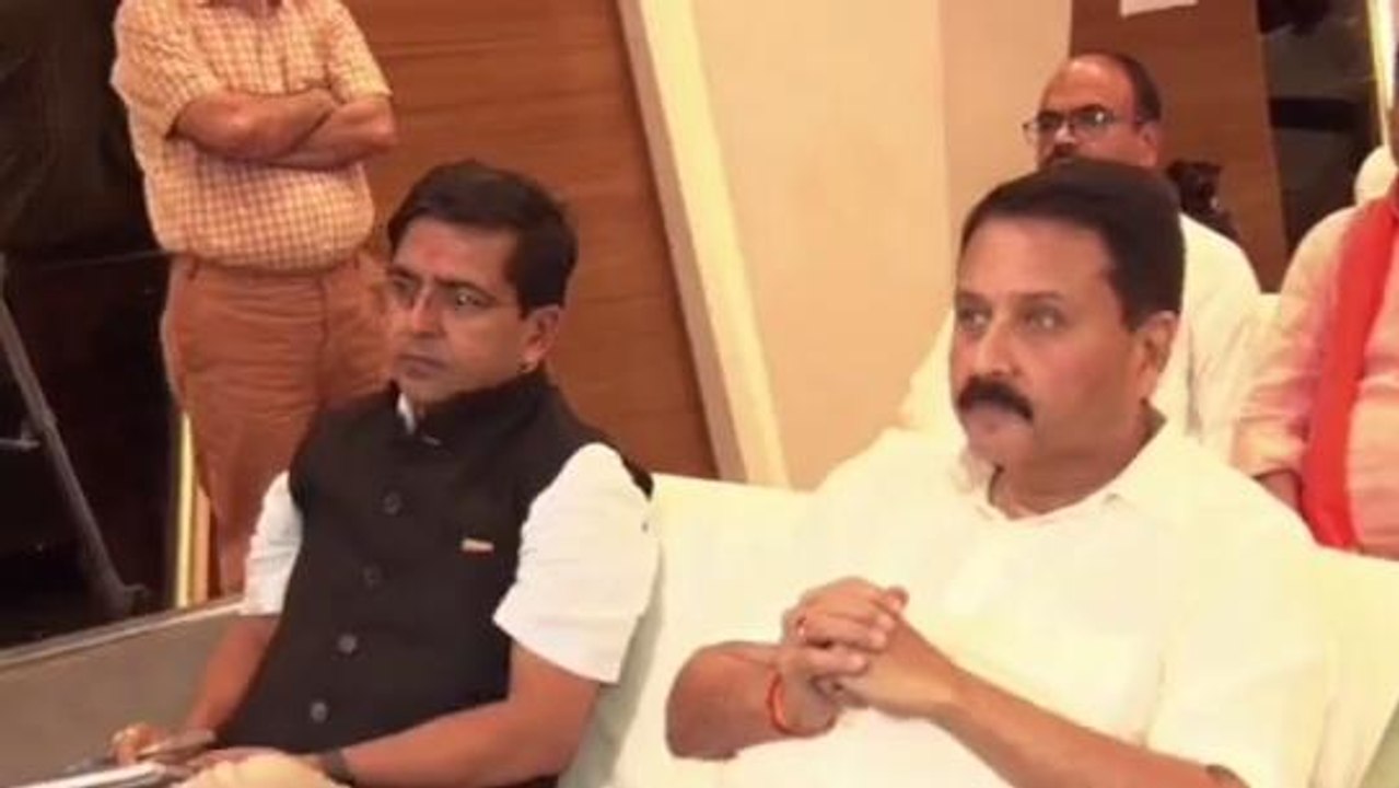लखनऊ: ऊर्जा मंत्री की बैठक में शामिल हुईं विधायक जयदेवी कौशल, जेई, एसडीओ की शिकायत