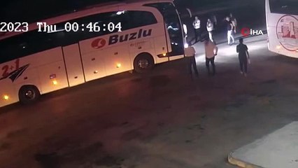 Download Video: Burdur'da otobüs şoförü ve muavin yolcularla tartıştı, muavin plastik çekiçle yolculara böyle saldırdı