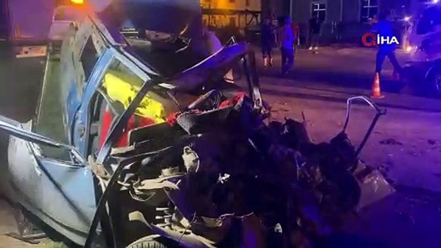 Karşı şeride geçen otomobil ortalığı savaş alanına çevirdi: 4 yaralı