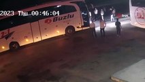 À Burdur, le chauffeur de bus et l'assistant se sont disputés avec les passagers, l'assistant a attaqué les passagers avec un marteau en plastique.