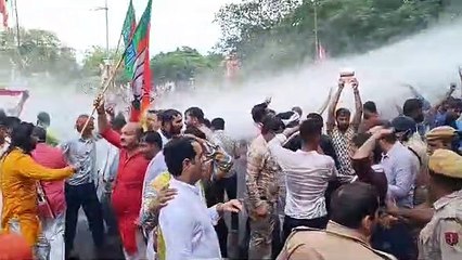 कांग्रेस नेताओं पर पुलिस ने चलाई वाटर कैनन, मची अफरा-तफरी