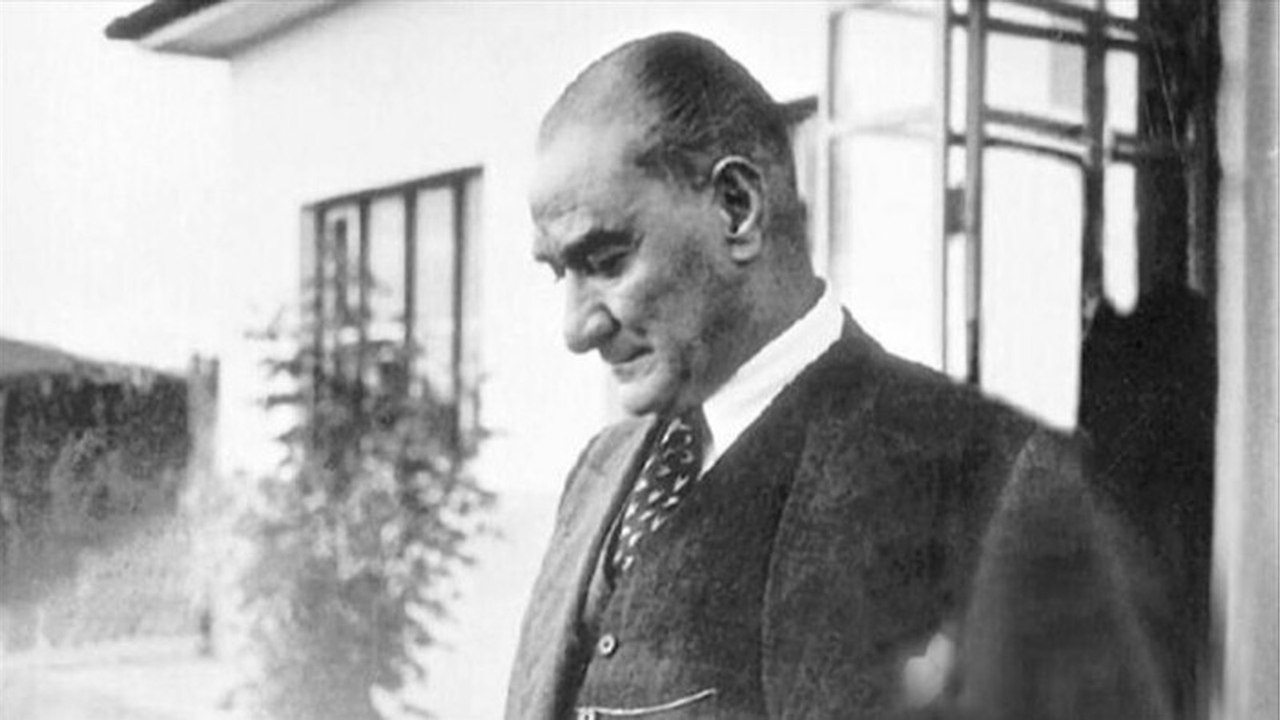 Yapay zeka ile Mustafa Kemal Atatürk'e çok sevdiği "Fikrimin İnce Gülü" türküsü söyletildi