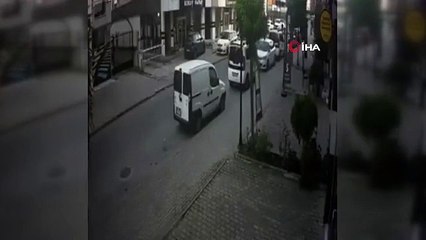 Motosiklet sürücüsüne çarpıp böyle kaçtı... O anlar kamerada
