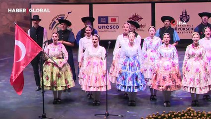 Macar dansçıların “İzmir Marşı”nı Türkçe okuduğu anlar ayakta alkışlandı