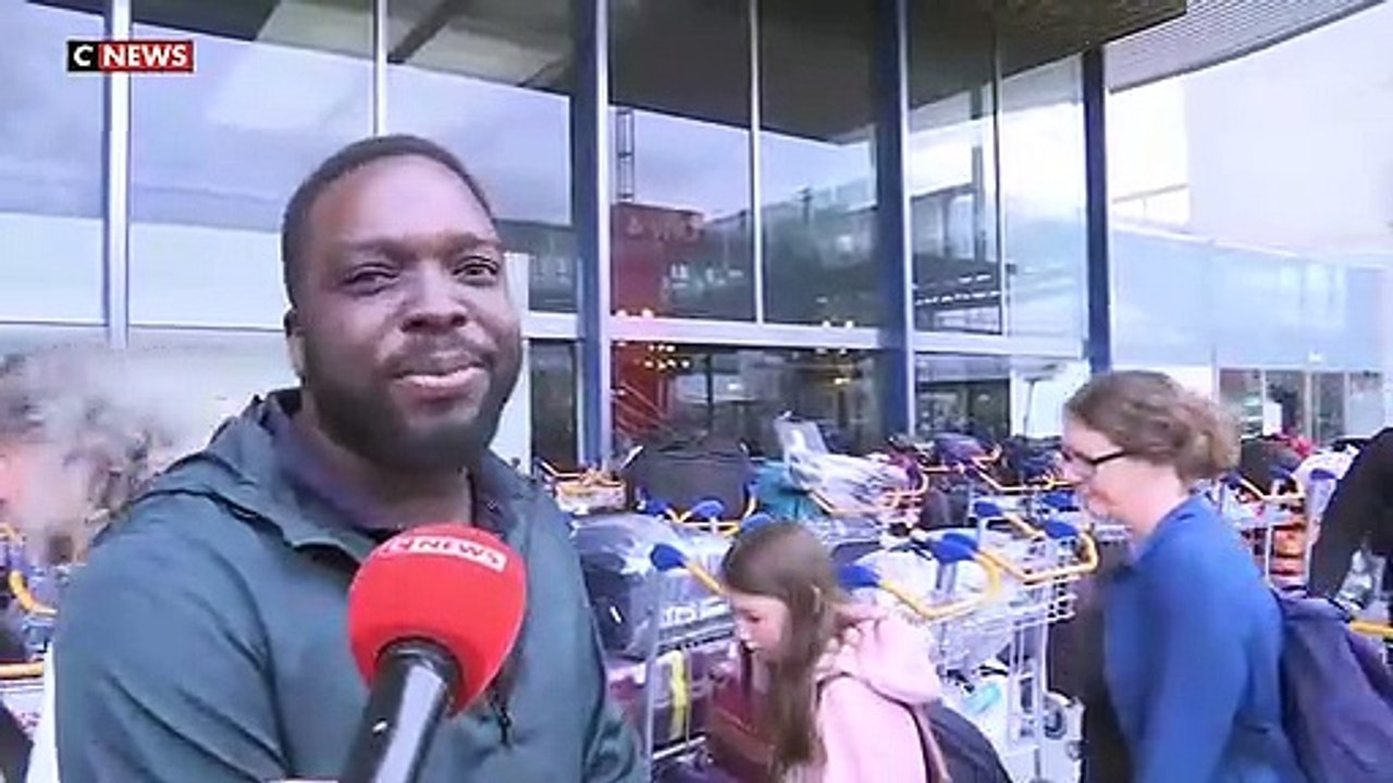 Colère de passagers après la panne qui a affecté hier le système de traitement des bagages au terminal 4 de Paris-Orly pendant plus de 12 heures - VIDEO