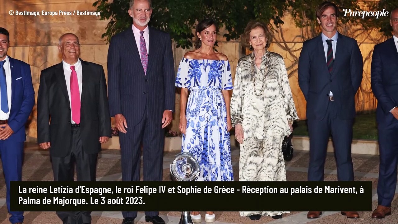 PHOTOS Letizia d'Espagne dénude ses épaules pour lutter contre la chaleur, la reine sublime en blanc et bleu