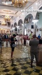 ¡Nada los detuvo! Novios se casan en iglesia inundada durante un tifón