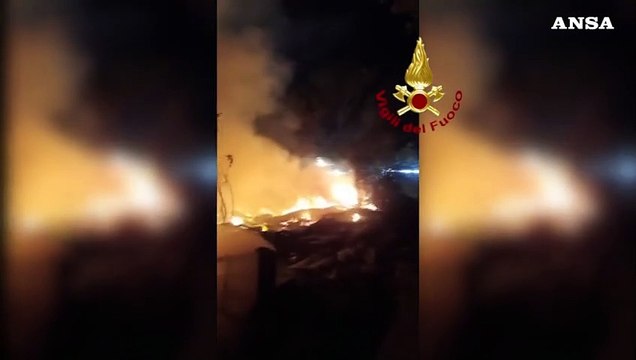 Incendio a Roma, a fuoco rifiuti e baracche in una discarica abusiva: pompieri al lavoro