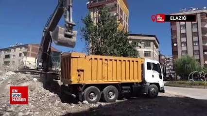 Elazığ’da ağır hasarlı binaların yıkımı devam ediyor