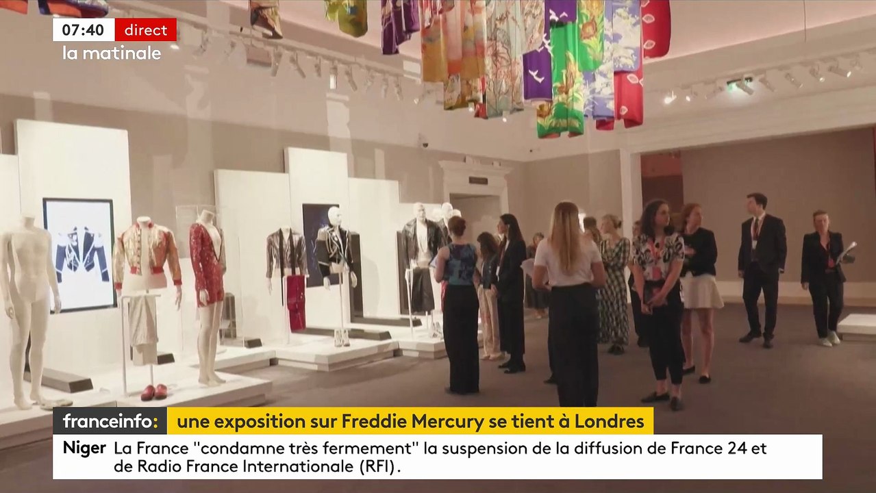 Environ 1.500 objets du chanteur de Queen Freddie Mercury, dont des costumes de scène, des paroles manuscrites, présentés au public pendant un mois à Londres - Regardez