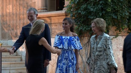 La reina cierra sus actos de la semana junto a Doña Sofía