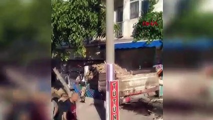 Tải video: À Afyonkarahisar, le camion est devenu incontrôlable et a percuté 3 véhicules et 3 lieux de travail.