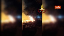 Incendio di una discarica abusiva a Ponte Mammolo, Roma. L'intervento dei Vigili del Fuoco