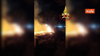 Télécharger la video: Incendio di una discarica abusiva a Ponte Mammolo, Roma. L'intervento dei Vigili del Fuoco