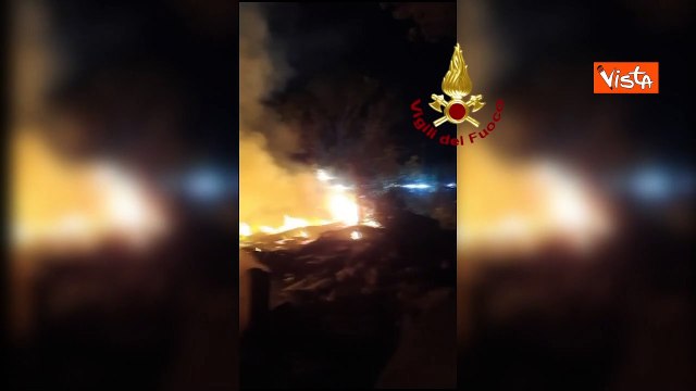 Incendio di una discarica abusiva a Ponte Mammolo, Roma. L'intervento dei Vigili del Fuoco