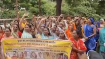 कसरावद: महिला स्व सहायता समूह ने मध्यान्ह भोजन किया बंद, ताली बजाकर किया प्रदर्शन